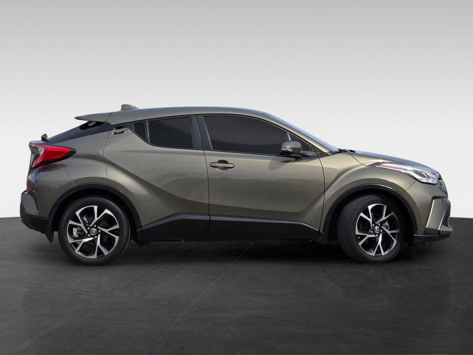 Used 2021 Toyota C-HR XLE image 3