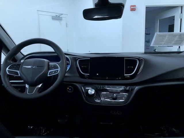 Used 2025 Chrysler Pacifica Select image 9