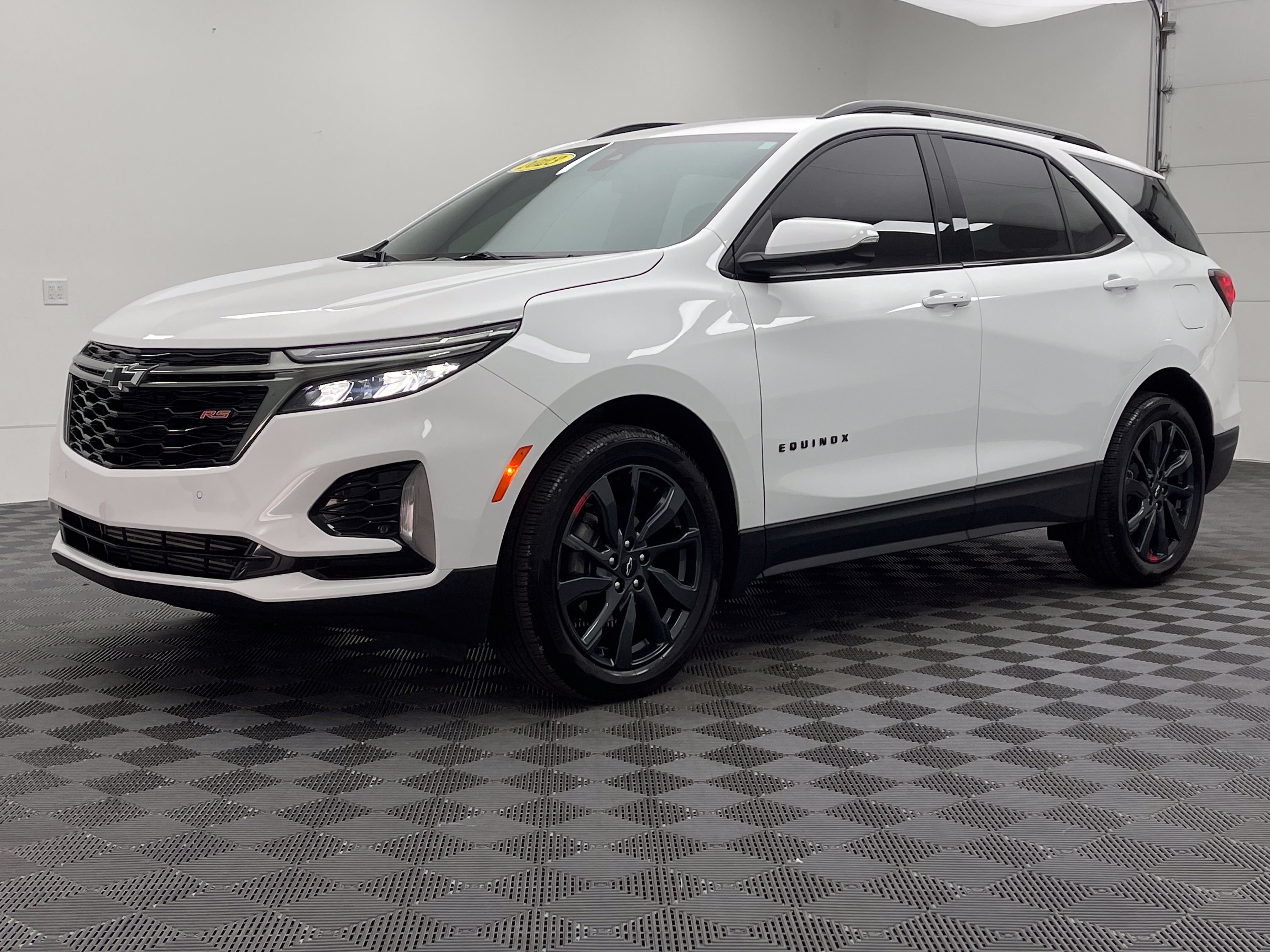 Used 2023 Chevrolet Equinox RS FWD image 2