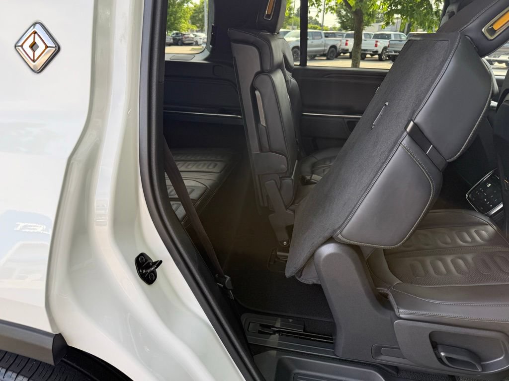 Used 2023 Rivian R1S Adventure AWD/4WD image 16