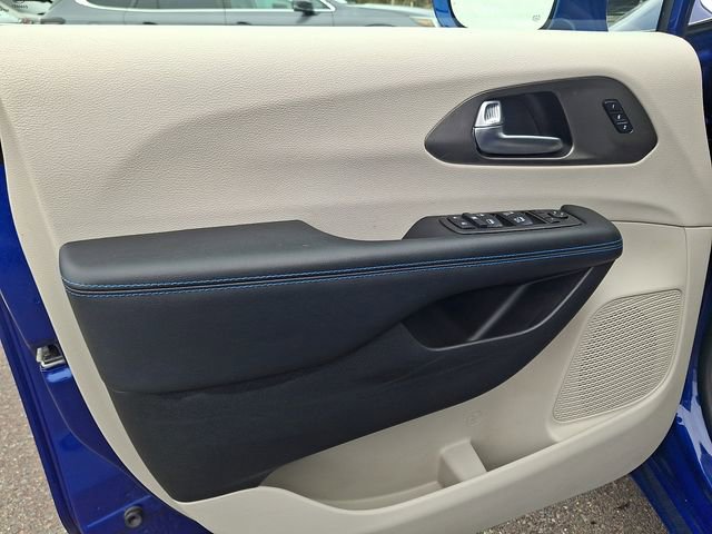 Used 2021 Chrysler Pacifica Touring-L image 13