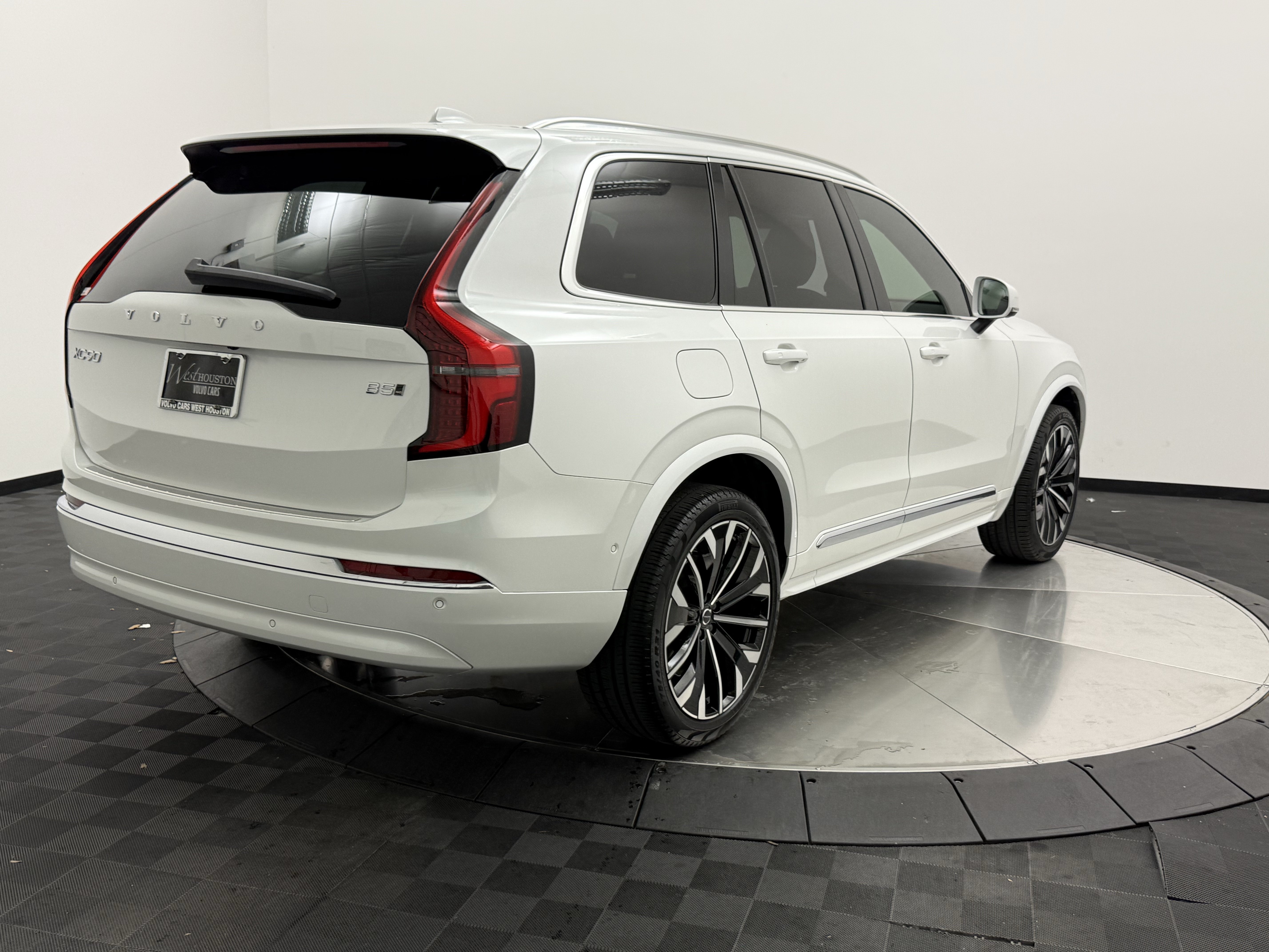 Certified 2025 Volvo XC90 B5 Plus w/ Protection Package Premier AWD/4WD image 8