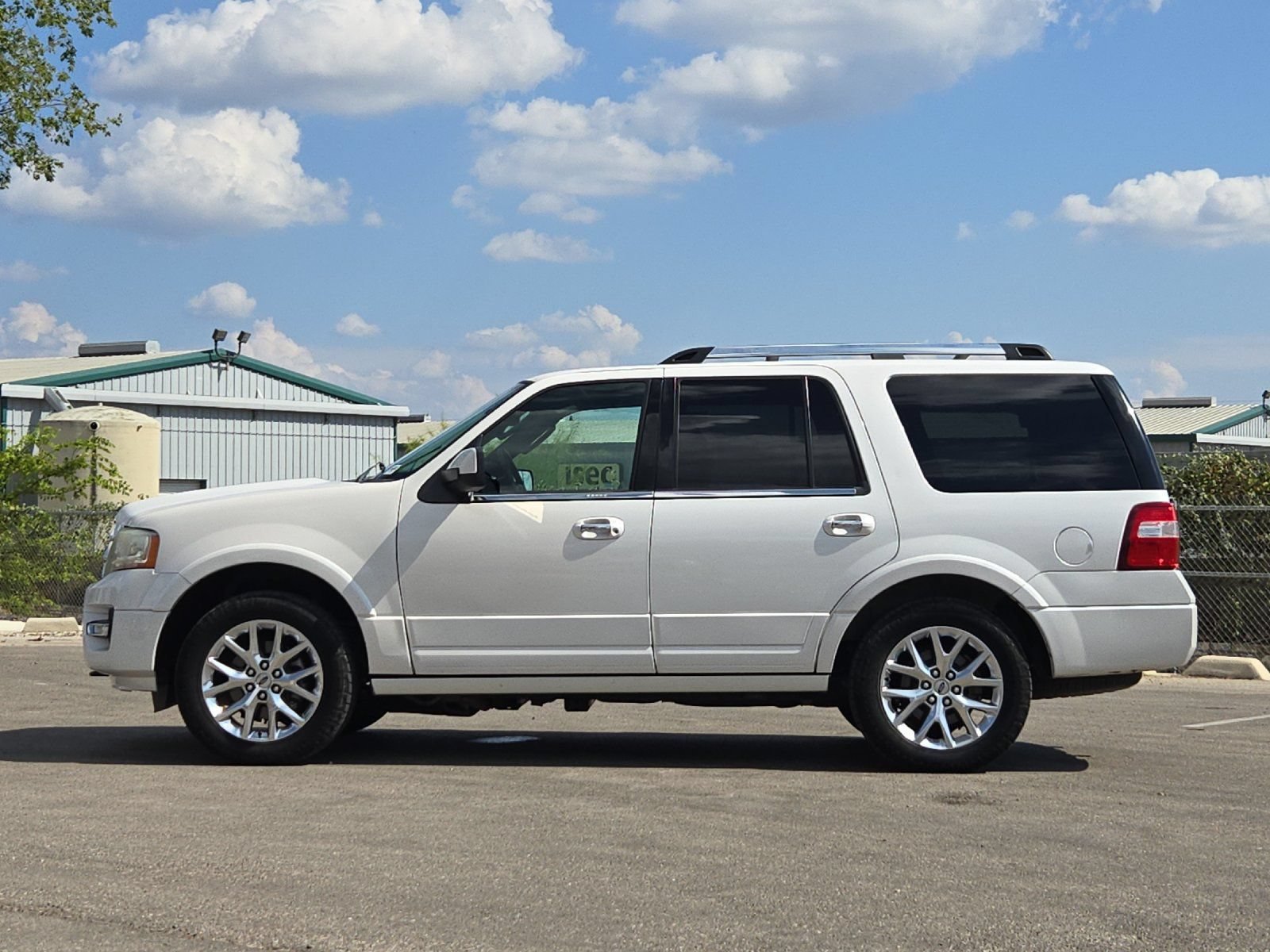 Used 2015 Ford Expedition Limited w/ Equipment Group 301A AWD/4WD image 2