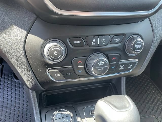 Used 2019 Jeep Cherokee Trailhawk w/ Comfort/Convenience Group AWD/4WD image 37