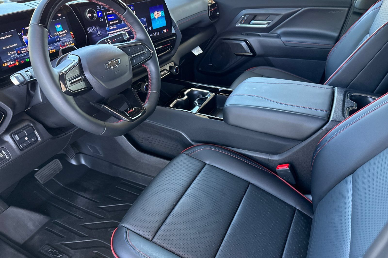 Used 2025 Chevrolet Silverado EV RST AWD/4WD image 5