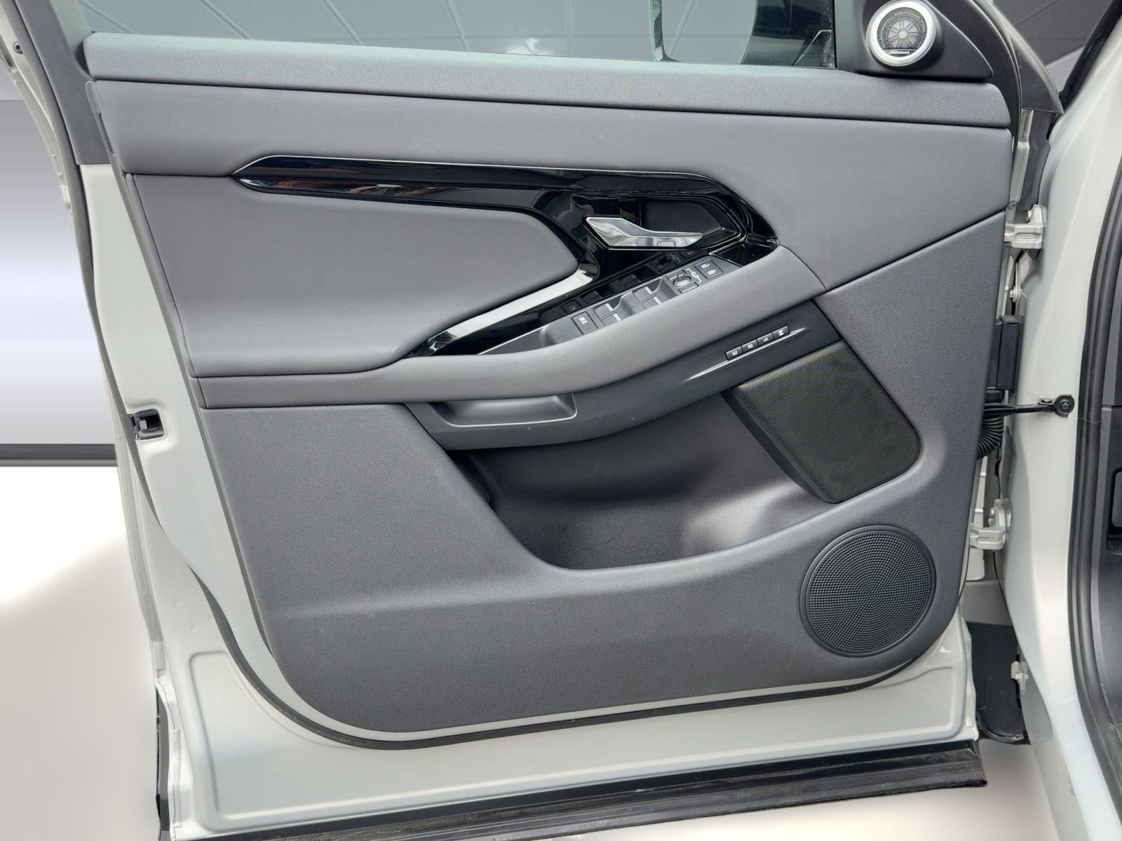 Used 2024 Land Rover Range Rover Evoque Dynamic SE image 24