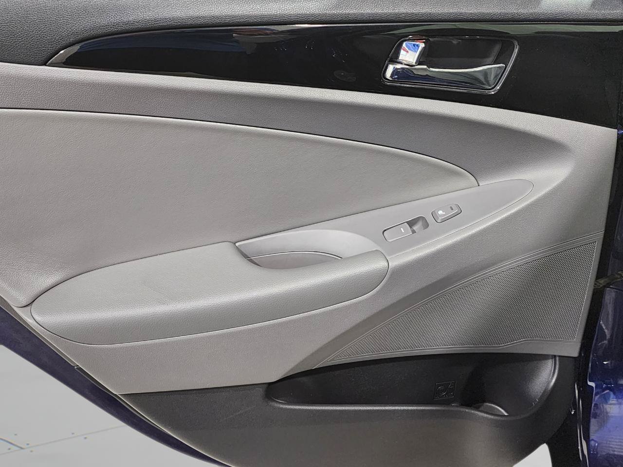 Used 2012 Hyundai Sonata Limited w/ Navigation Pkg FWD image 29