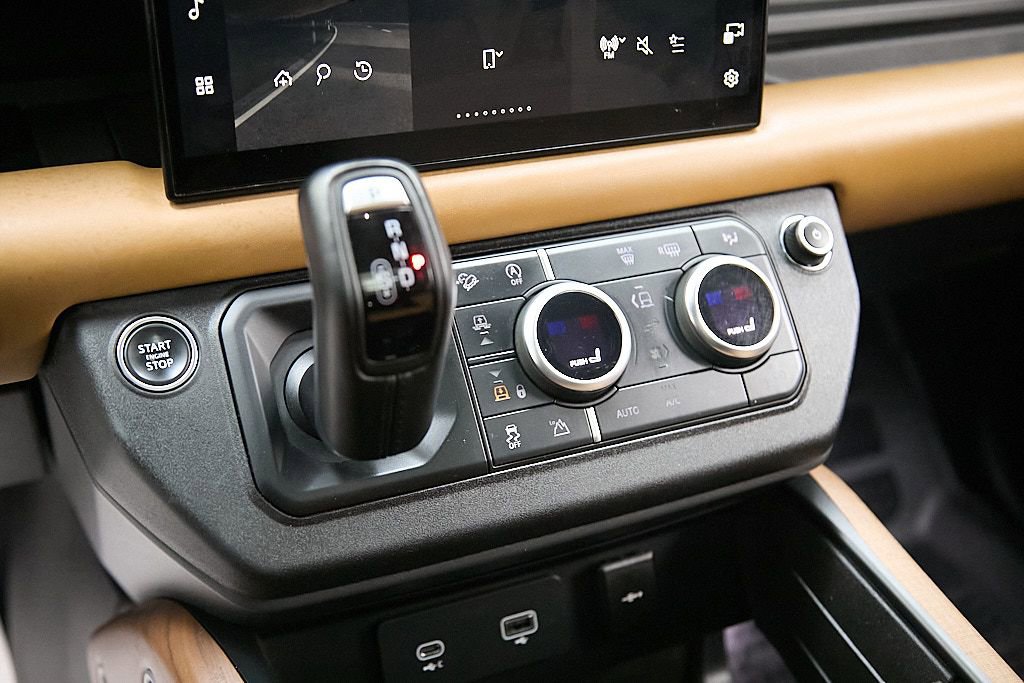 Used 2024 Land Rover Defender 130 X-Dynamic SE image 24