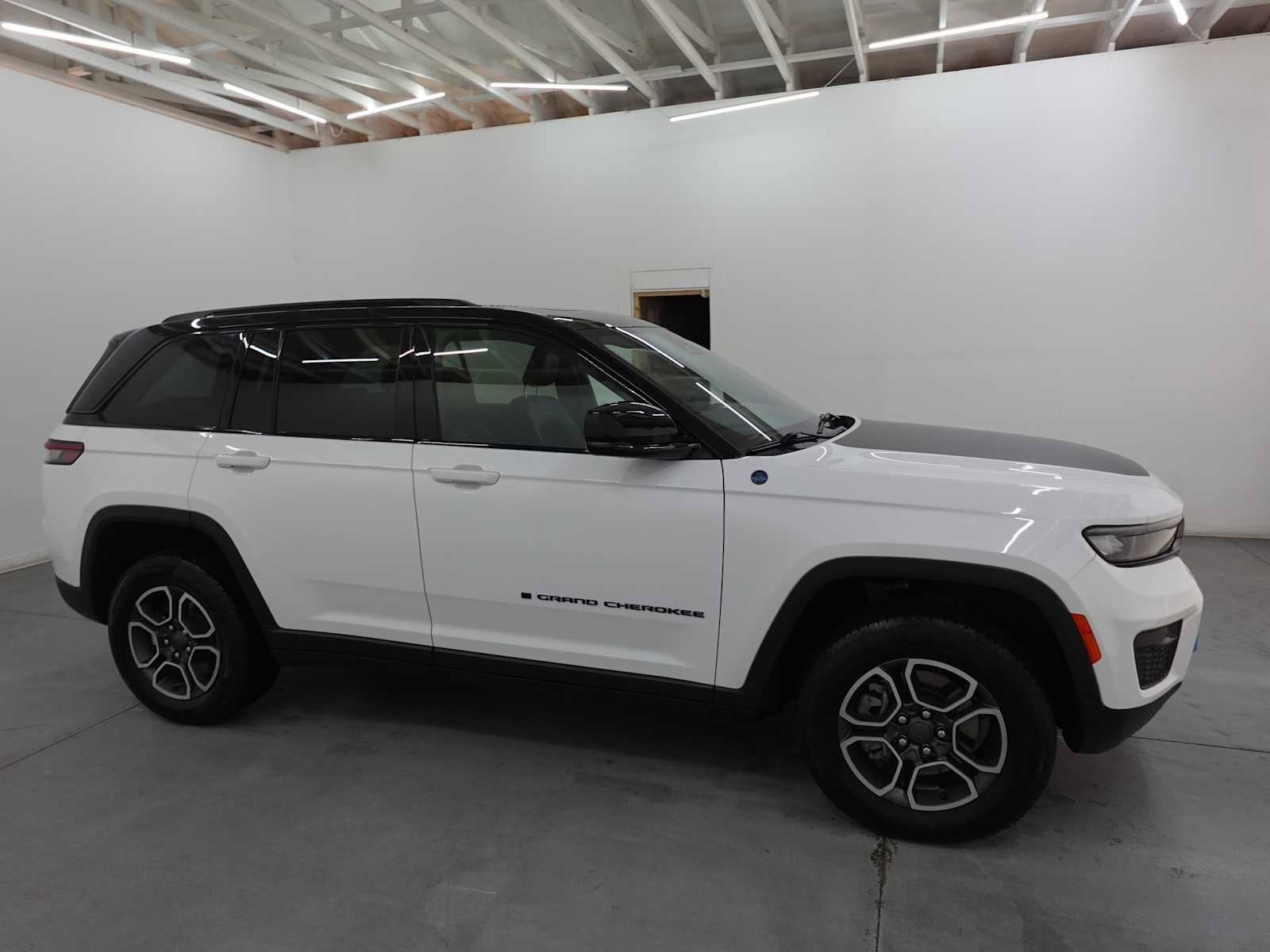 Used 2023 Jeep Grand Cherokee Trailhawk w/ Luxury Tech Group III AWD/4WD image 4