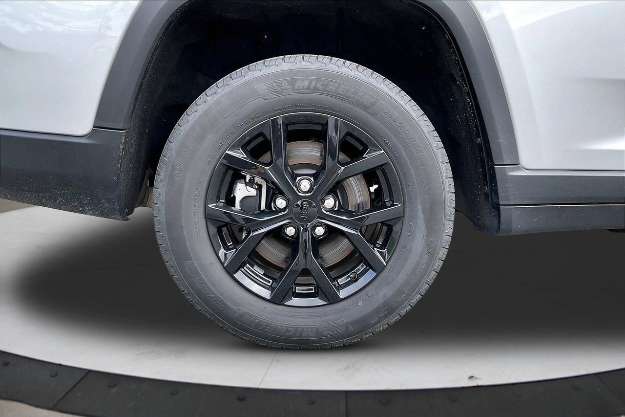 Used 2024 Jeep Grand Cherokee L Laredo AWD/4WD image 37