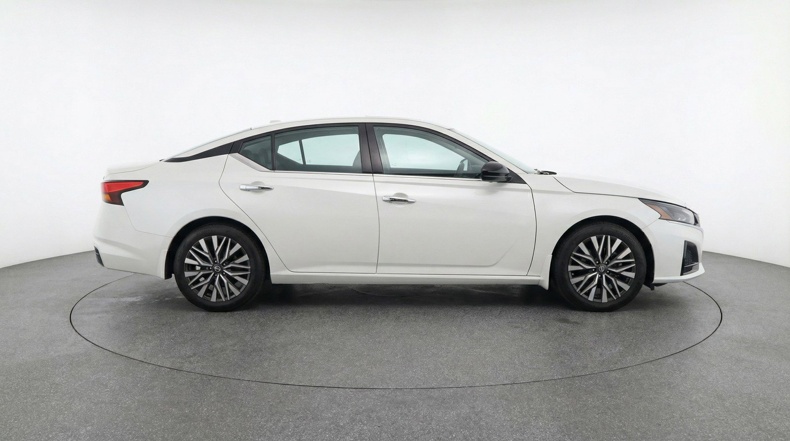 Used 2025 Nissan Altima 2.5 SV FWD image 11