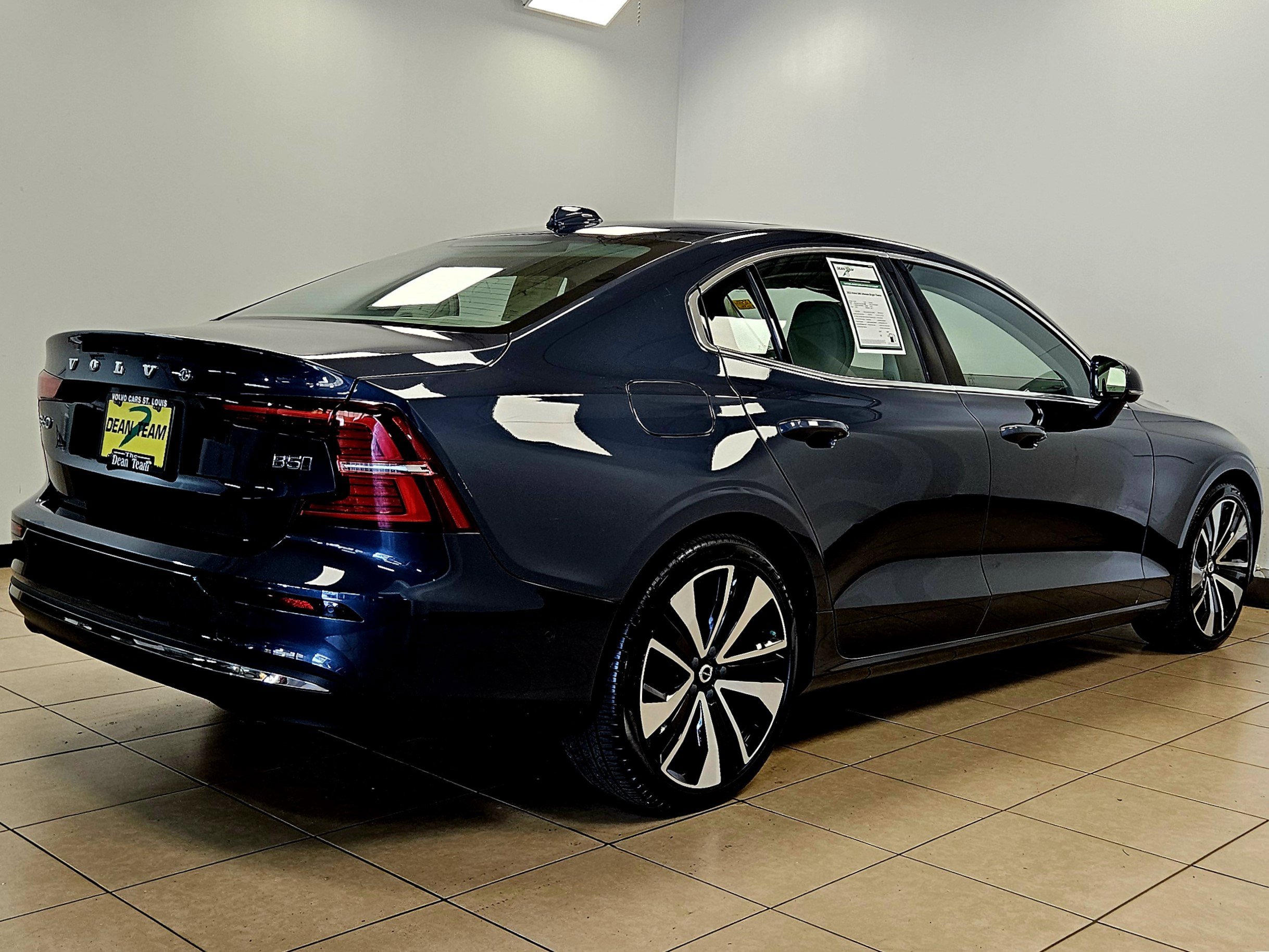 Used 2023 Volvo S60 B5 Ultimate w/ Climate Package image 4