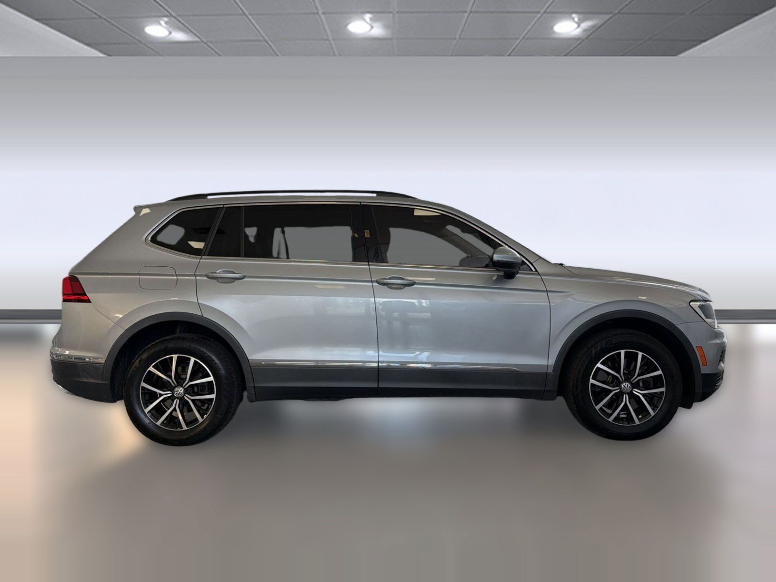 Used 2021 Volkswagen Tiguan SE w/ Panoramic Sunroof Package FWD image 8
