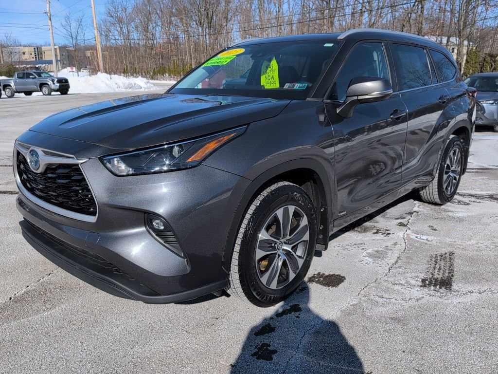 Used 2023 Toyota Highlander XLE image 2