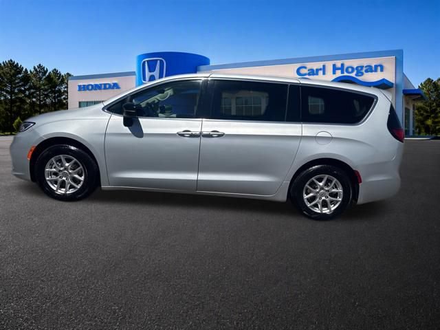 Used 2024 Chrysler Pacifica Touring-L FWD image 5