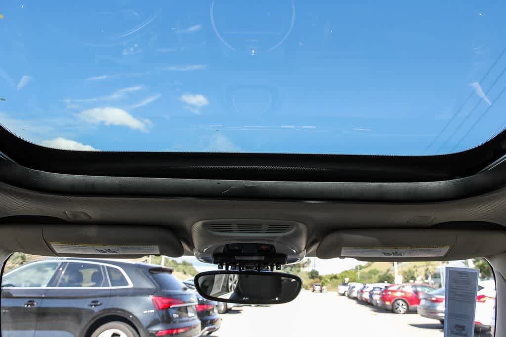 Used 2019 MINI Cooper 4-Door Hardtop w/ Premium Package image 12