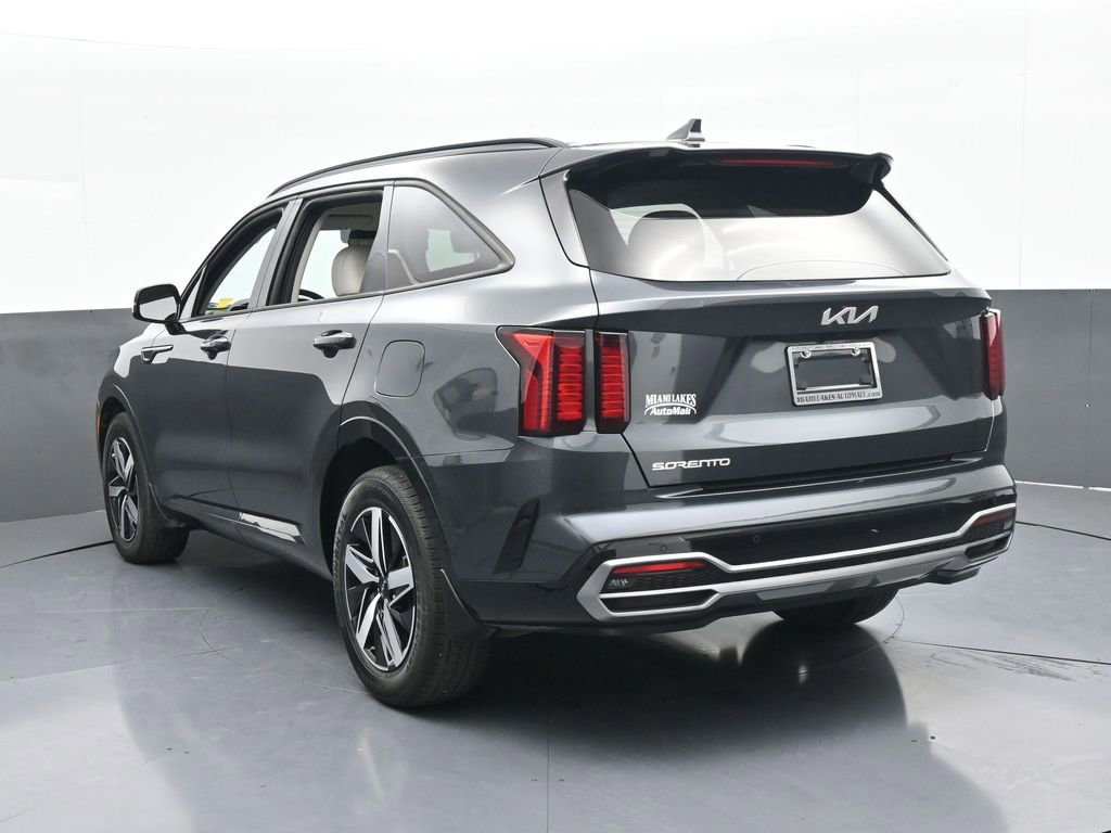 Used 2023 Kia Sorento S image 4