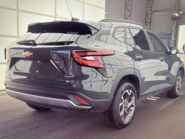 Used 2025 Chevrolet Trax LT FWD image 6