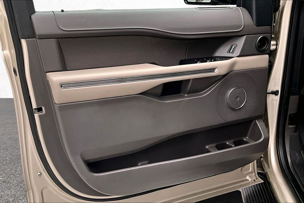 Used 2018 Ford Expedition XLT image 19