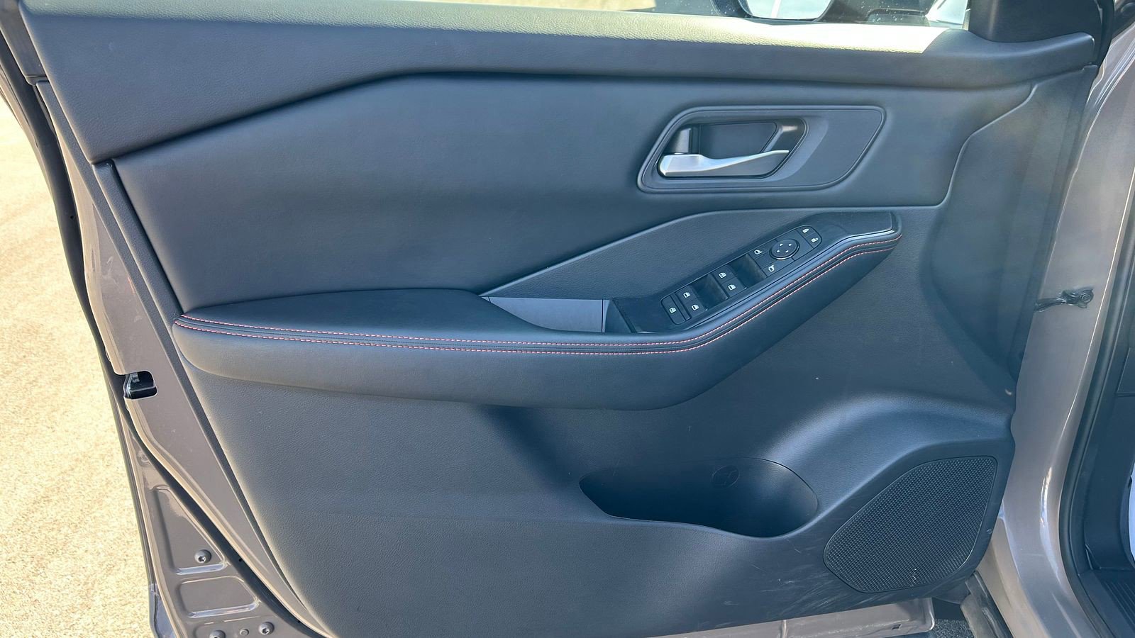 Used 2025 Nissan Rogue SV image 9