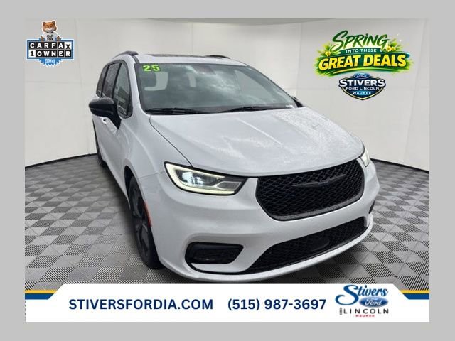 Used 2025 Chrysler Pacifica Limited image 1