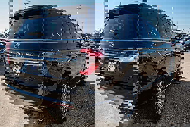 Used 2024 Ford Expedition Platinum image 4