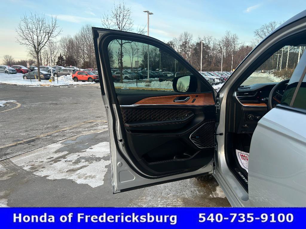 Used 2025 Jeep Grand Cherokee L Summit image 18