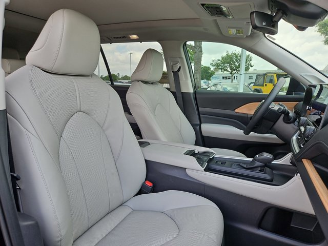 Used 2025 Toyota Grand Highlander AWD image 23
