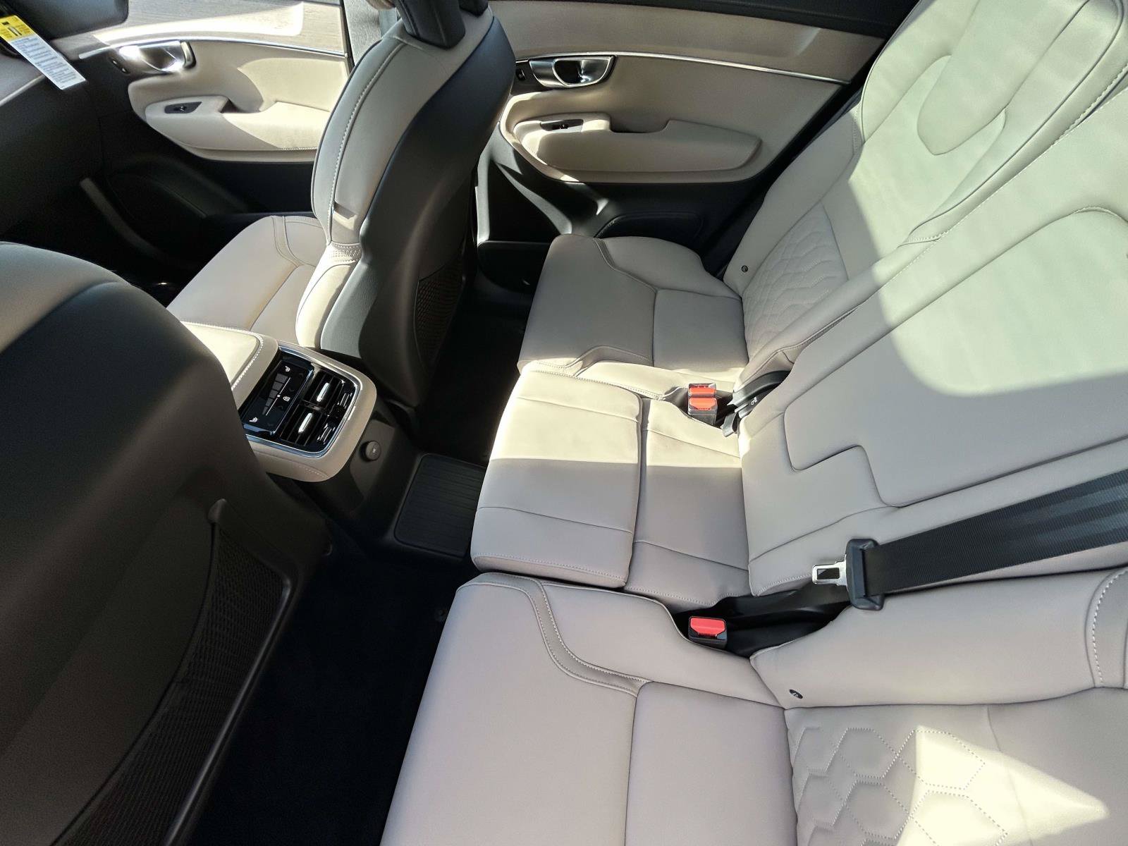 New 2026 Volvo XC90 T8 Plus w/ Protection Package Premier AWD/4WD image 12
