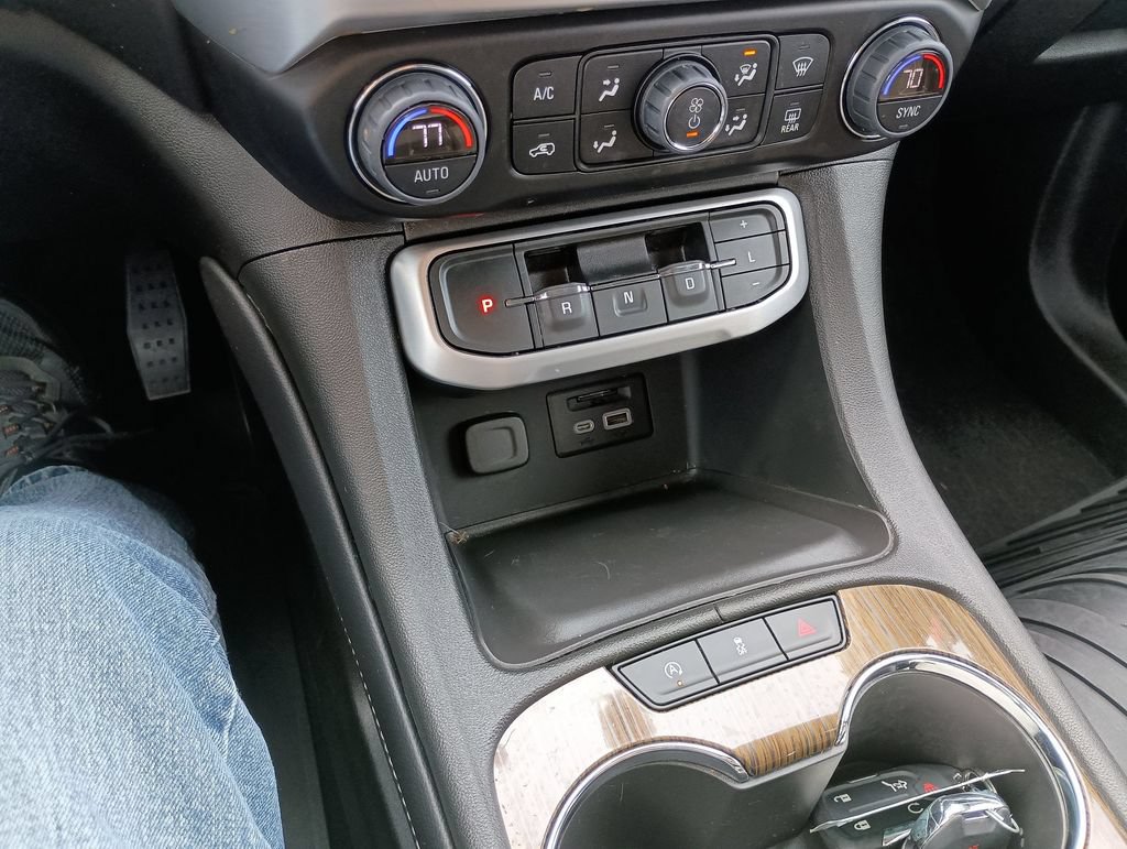 Used 2023 GMC Acadia SLE w/ Driver Convenience Package FWD image 26