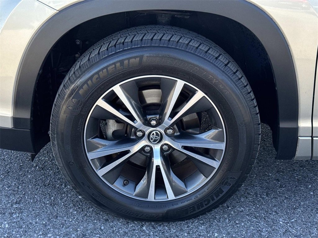 Used 2016 Toyota Highlander XLE image 7