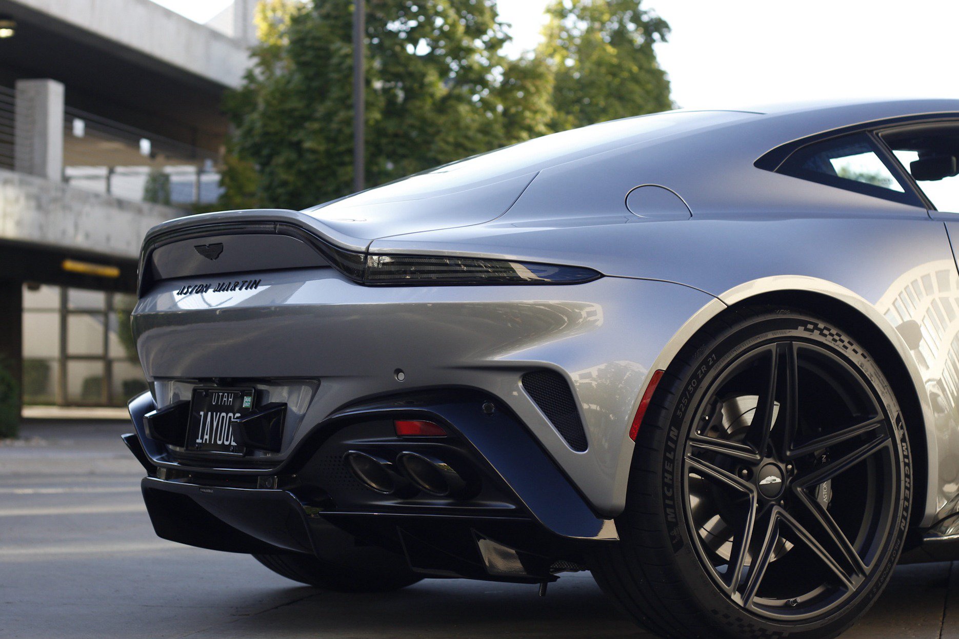 Used 2025 Aston Martin V8 Vantage Coupe RWD image 16