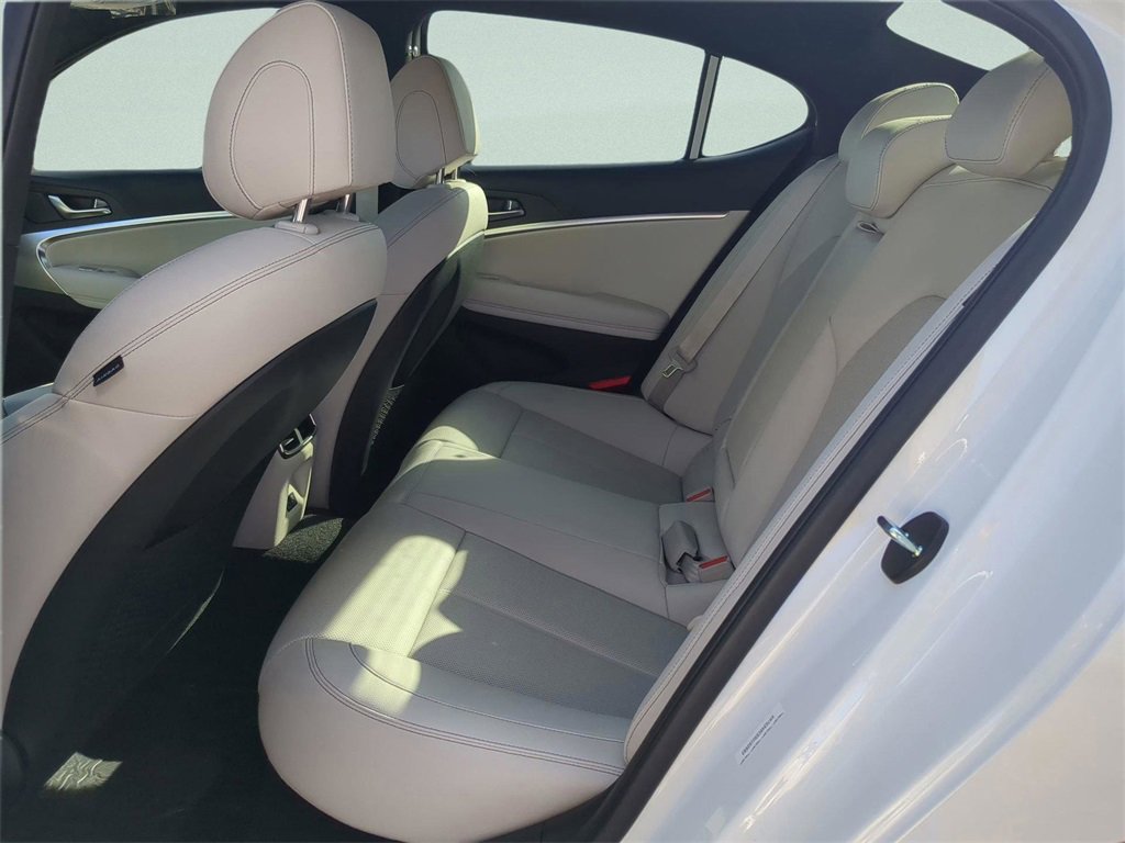 Used 2025 Genesis G70 2.5T image 10