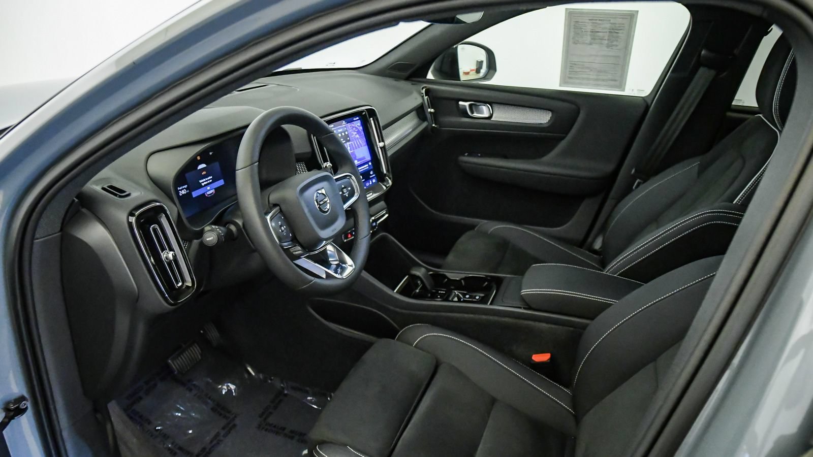 Certified 2023 Volvo XC40 B5 Plus w/ Protection Package Premier AWD/4WD image 17
