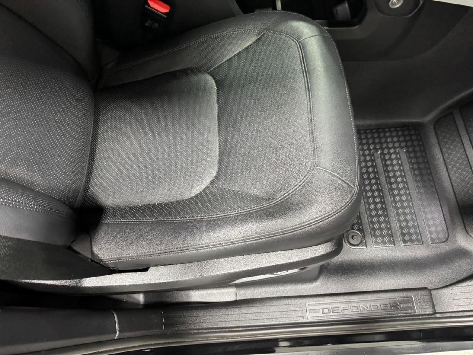 Used 2023 Land Rover Defender 130 SE image 17
