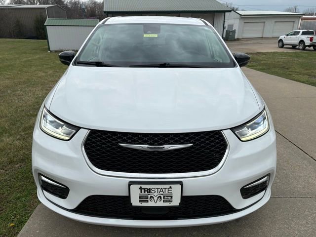 Used 2024 Chrysler Pacifica Touring-L image 2