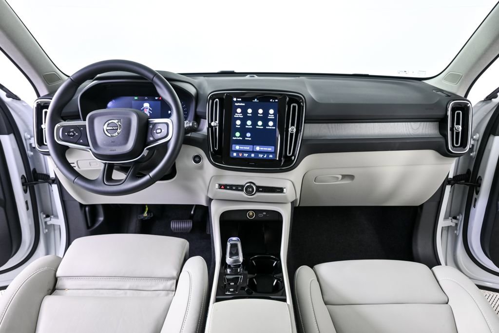 Certified 2026 Volvo XC40 B5 Plus w/ Protection Package Premier image 19