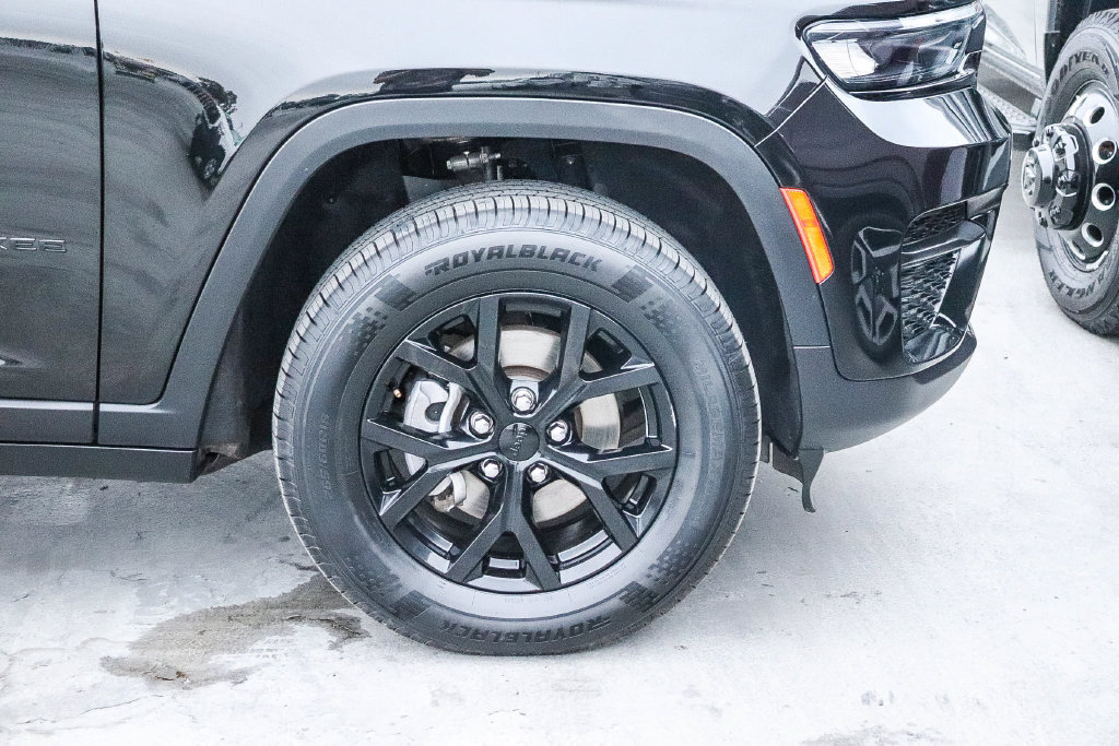 Used 2025 Jeep Grand Cherokee Altitude AWD/4WD image 11