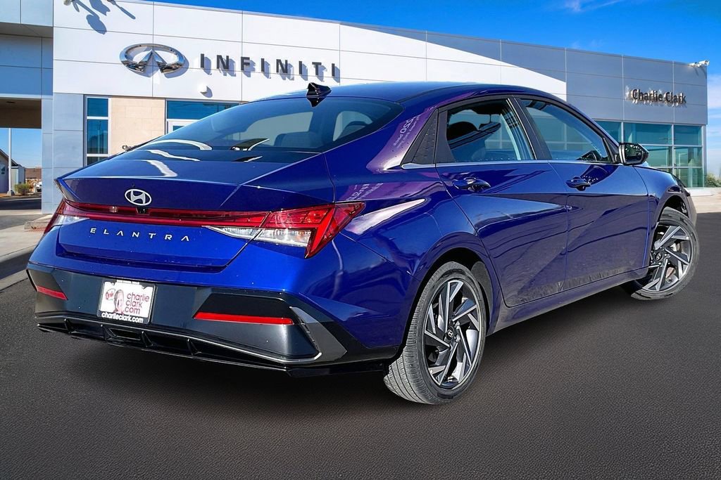 Used 2025 Hyundai Elantra SEL image 2