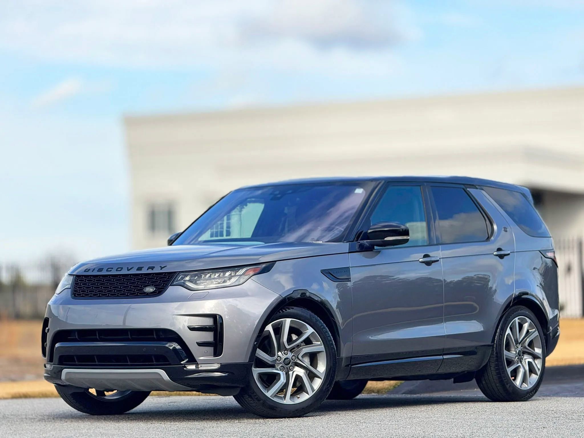 Used 2020 Land Rover Discovery Landmark image 1