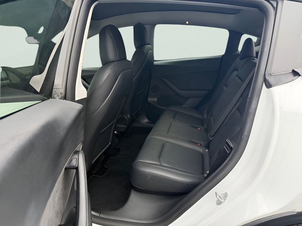 Used 2022 Tesla Model Y Long Range image 24