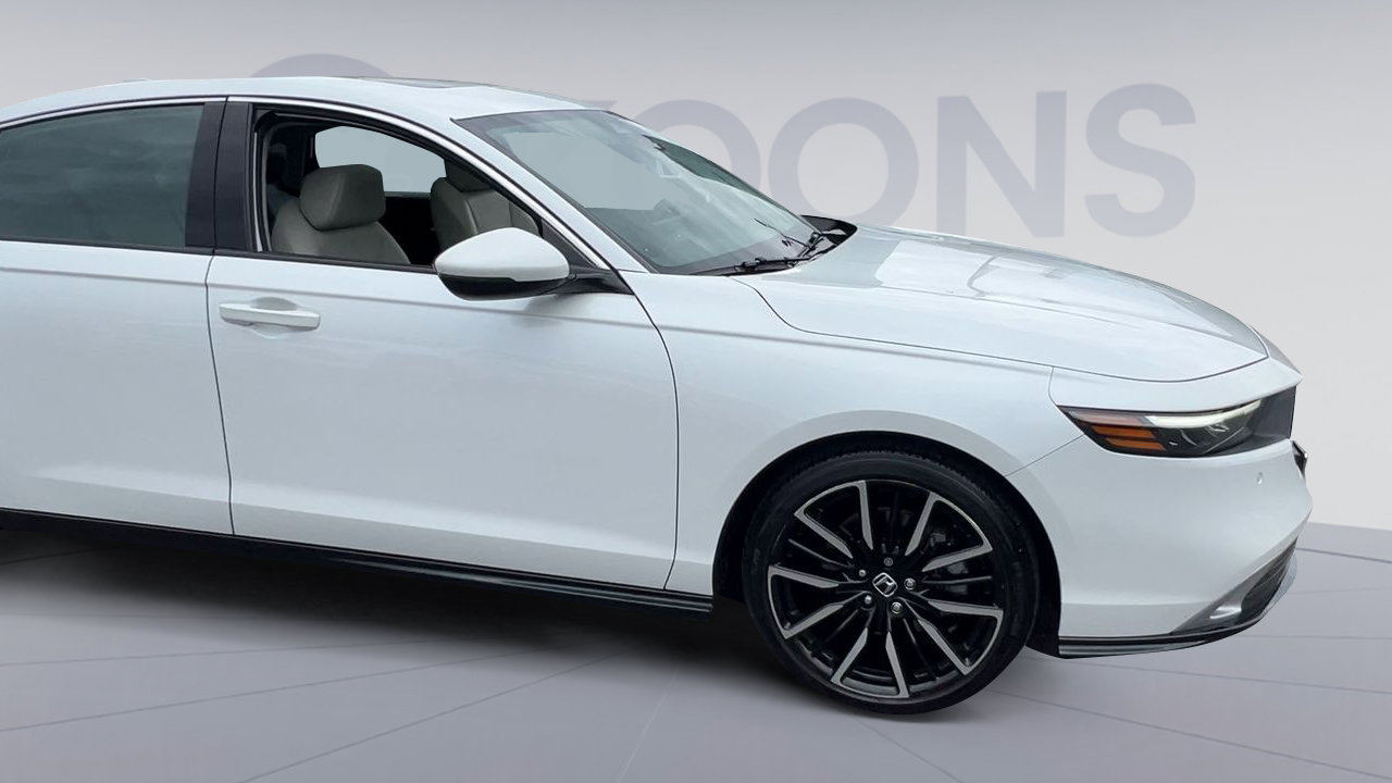 Used 2023 Honda Accord Touring image 2