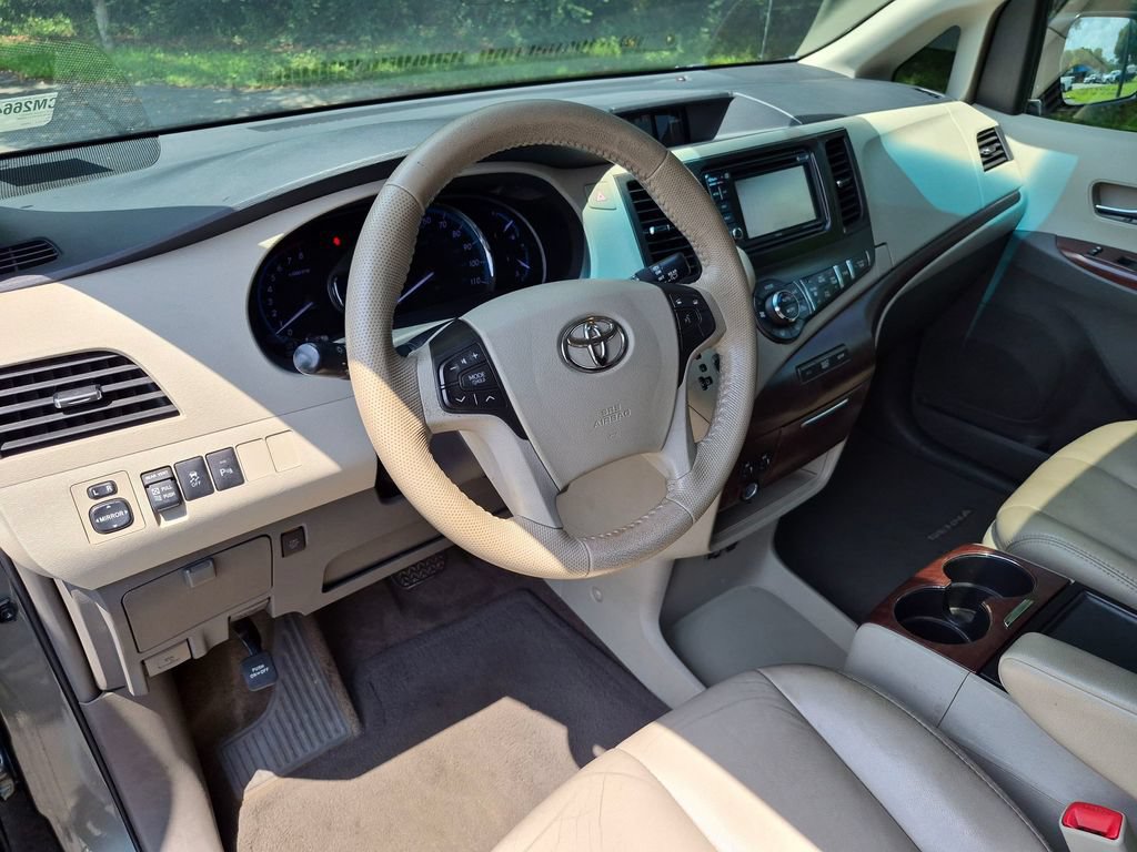 Used 2014 Toyota Sienna XLE FWD image 32