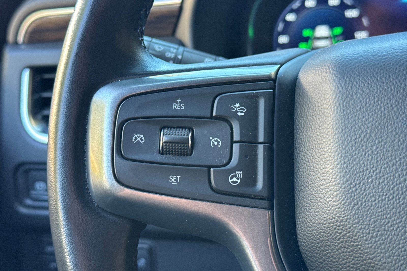 Used 2024 Chevrolet Suburban Premier image 34