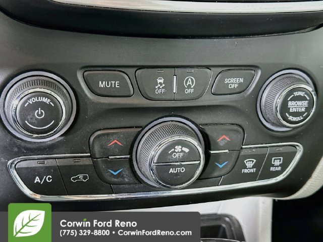 Used 2019 Jeep Cherokee Overland w/ Technology Group AWD/4WD image 19