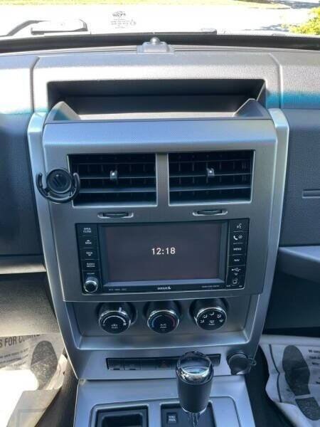 Used 2010 Jeep Liberty Limited w/ Tire & Wheel Group RWD image 18