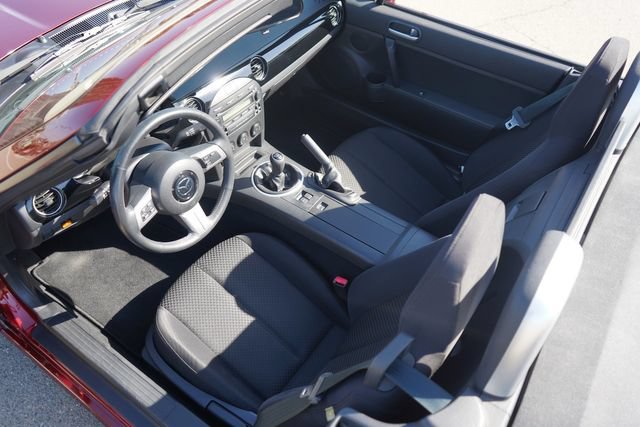 Used 2006 MAZDA MX-5 Miata Sport w/ Appearance Pkg RWD image 62