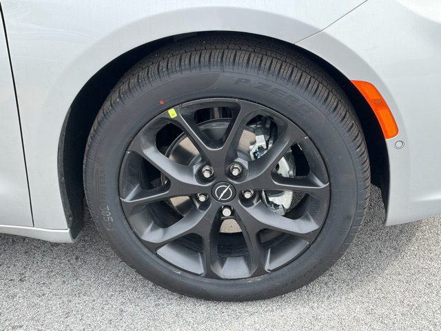 New 2026 Chrysler Pacifica Limited w/ S Appearance Package FWD image 11