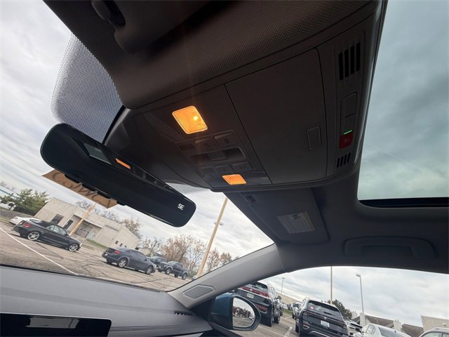 Used 2025 Volkswagen Jetta SE w/ Sunroof Package image 23