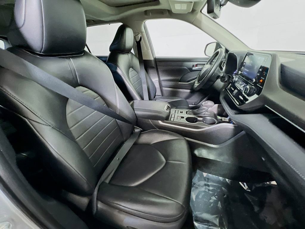 Used 2022 Toyota Highlander XLE AWD/4WD image 26